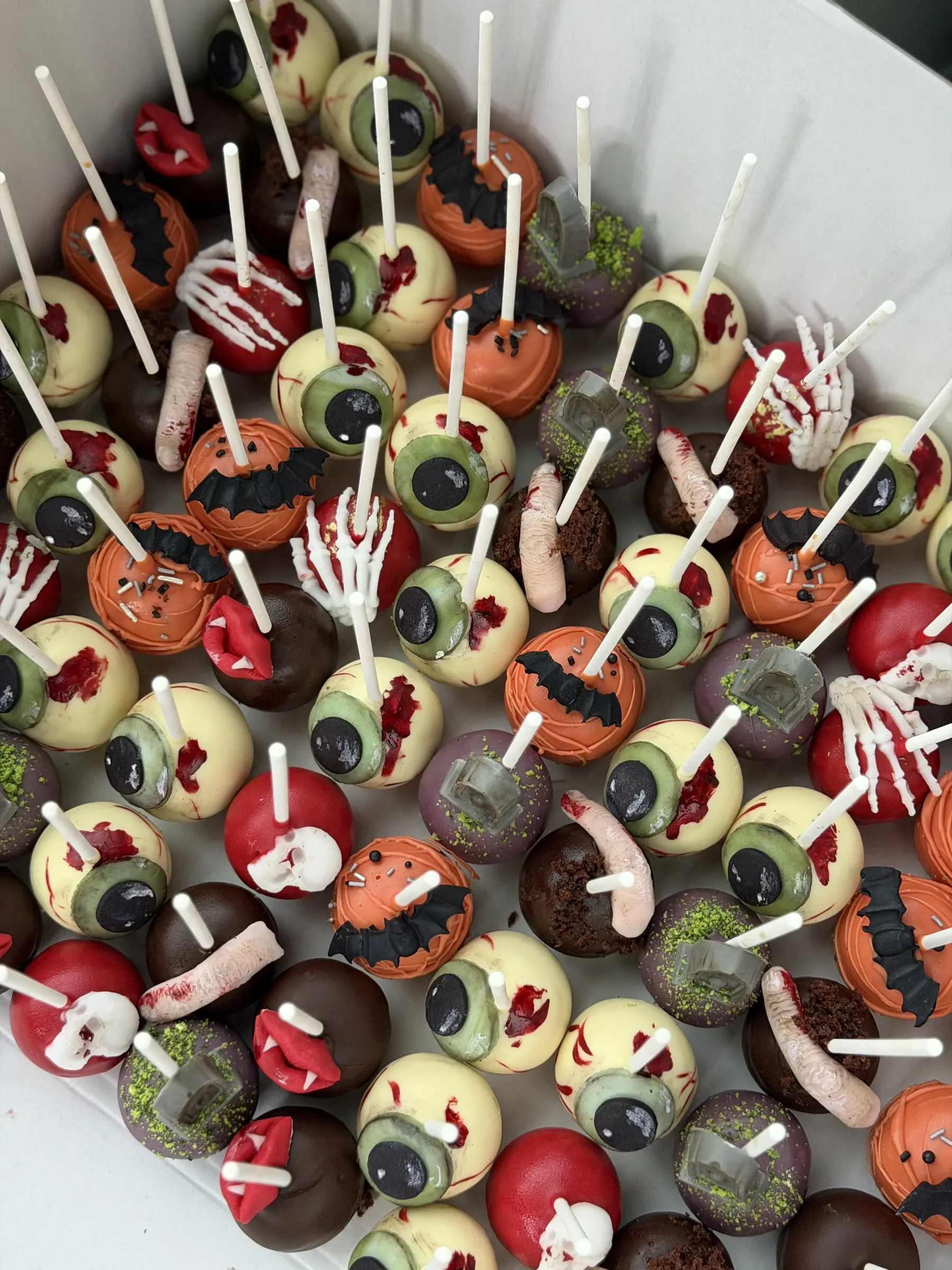 Halloweeni cake pops’id